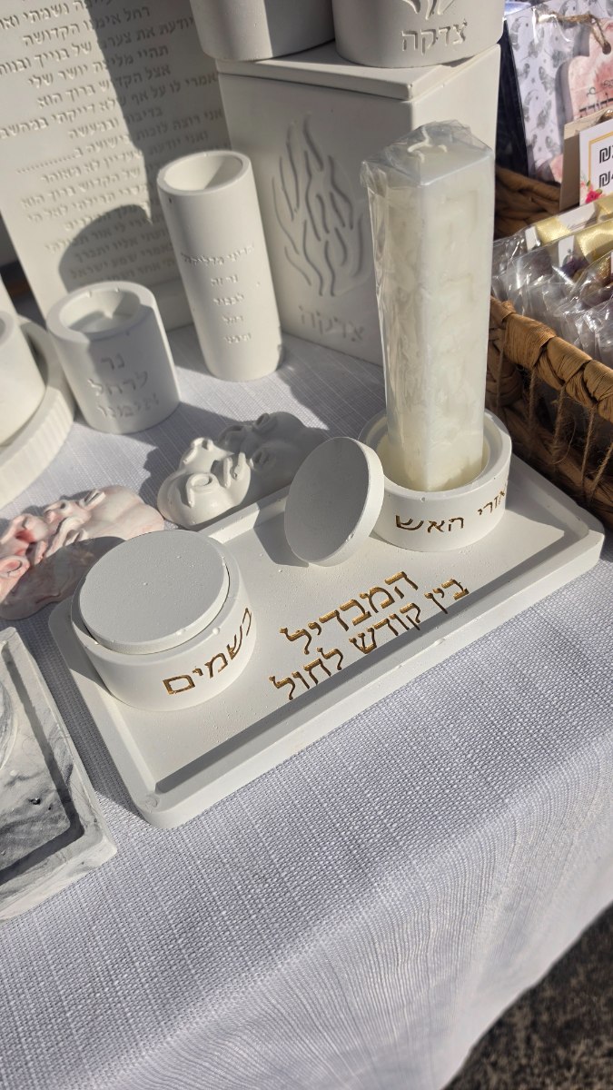 סט מגש אובלי עם זוג פמוטים עגולים וכוסית לגפרורים צבע אדום לבן