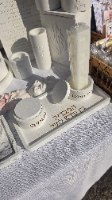 סט מגש אובלי עם זוג פמוטים עגולים וכוסית לגפרורים צבע אדום לבן