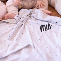 מתנה ליולדת- Cotton Baby- מגבת, שמיכה,בגד גוף מעטפת וגרביים ממותגות