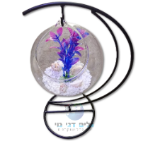 צנצנת זכוכית בצורת כדור נתלית על סטנד מתכת
