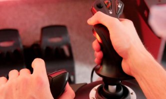 בקר טיסה עם מצערת Thrustmaster T.Flight Hotas X PS3/PC – ידיים אוחזות במוט ההיגוי השחור המואר אדום ובמצערת הבקר השחורה