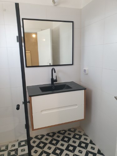 מראה קריסטלית + מסגרת pvc שחורה 60/50 כולל מתקן תליה צפה