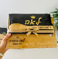 סט מתנה-קרש חיתוך, כף וסינר שחור