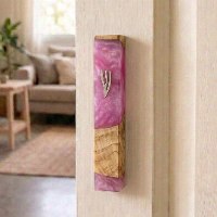 מזוזה ייחודית בעבודת יד – שילוב עץ זית ואפוקסי