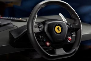הגה מירוצים עם דוושות Thrustmaster T80 Ferrari 488 GTB Edition – שחור עם לוגו פרארי במרכזו מונח על שולחן כהה