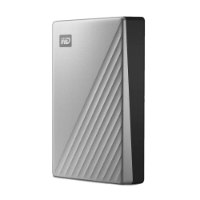 כונן חיצוני Western Digital 3.0 Ultra 4TB – יחידת אחסון כסופה עם פסים אלכסוניים וצד שחור מונחת על רקע לבן עם USB