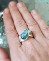טבעת כסף מפוסלת עם אבן כחולה קיאנייט