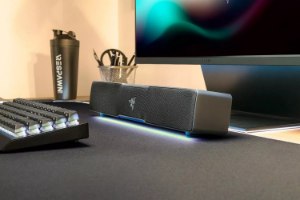 סאונדבר Razer Leviathan V2X – המכשיר שחור מונח על שולחן עם תאורת RGB כחולה-סגולה תחתית