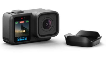 מצלמת אקסטרים GoPro Mission 1 – מצלמה שחורה עם מסך פעיל מוצגת לצד אביזר נוסף על רקע לבן עם 8K