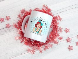 ספל קרמי לשתייה חמה איכותי בצבע לבן. עם איור מקורי וכיתוב הומוריסטי: "לפעמים מה שאני הכי אוהבת בעבודה שלי, זה שהכיסא מסתובב".