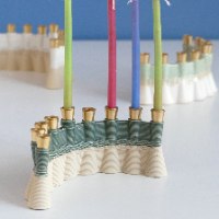 חנוכיה בעיצוב עכשוי, קרמיקה בהדפסת תלת מימד, חנוכיה מעוצבת בגוון ירוק ובז'