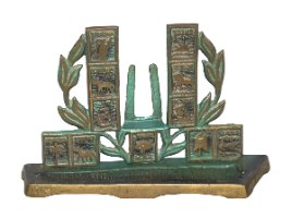 מחזיק מכתבים מעוטר בסמלי השבטים, פריט שולחני, ישראל שנות ה- 50 וינטאג' מדבקת מס קניה