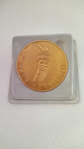 מגדלי התאומים- שנת 2001, מדליה ברונזה, 70 מ"מ, החברה הממשלתית למדליות ולמטבעות