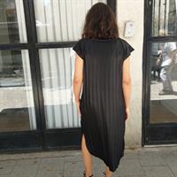 שמלת מאונטן שחורה שרוול קצר