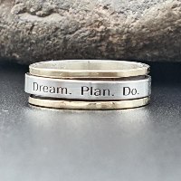 טבעת   כסף   בשילוב  זהב צהוב  14K   עם חריטה  DREAM, PLAN, DO