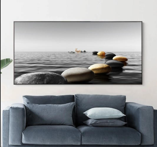 תמונת קנבס מעוצבת של נוף ים מונוכרומטי עם חלוקי נחל "שלוות עולמים" | תמונת קנבס מודרנית לרוחב