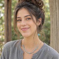 מראה שכבות (Layering) עם שרשרת אופל קלועה למראה דומיננטי - כמי תכשיטי מעצבים www.cami.co.il