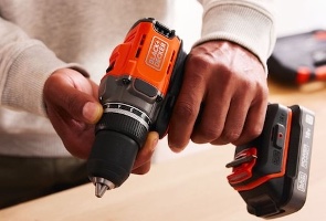 Black+Decker BCD383D1XC-QW – מברגה/מקדחת פטיש קומפקטית וניידת.