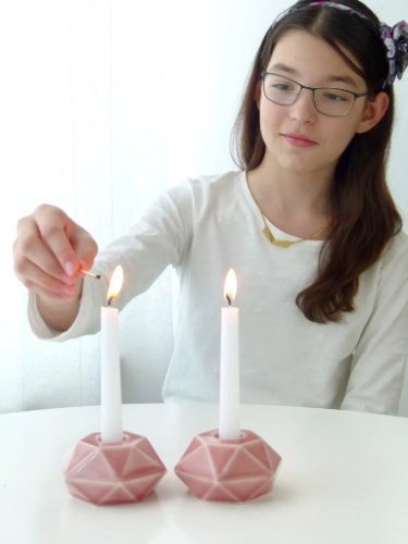 פמוטי שבת בצורת משושה, קרמיקה בגוון ורוד