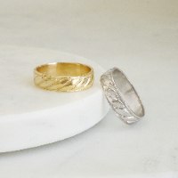 טבעת נישואים רחבה פסי זהב אלכסונים