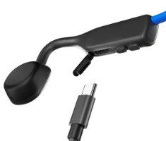אוזניות הולכת עצם אלחוטיות צבע כחול Shokz OpenMove IP55 – שקע טעינה USB-C באוזניות האלחוטיות פתוח ליד כבל טעינה