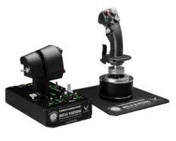 בקר טיסה ומצערת Thrustmaster HOTAS Warthog PC – מציג את יחידת הג ויסטיק השחורה ויחידת המצערת הכפולה השחורה מונחות זו לצד