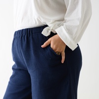 מכנסיים מדגם נועה מבד פיקה בצבע כחול נייבי