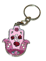 מחזיק מפתחות בצורת חמסה מצופה אמייל עם עיטורי רימונים ותפילת הדרך, צבע ורוד