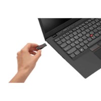 זיכרון נייד צבע שחור-אדום SanDisk Cruzer Blade Z50 128GB – יד מחזיקה את הזיכרון הנייד בצבע שחור-אדום ליד מחשב נייד שחור