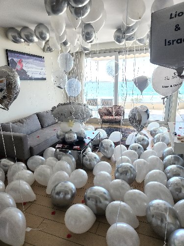 סידור בלונים לכלה עם כיתוב אישי לבן נקי