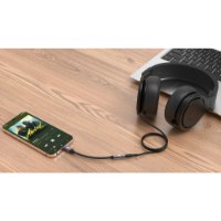כבל מתאם Miracase MTCA550 Type-C to 3.5mm Adapter – כבל מתאם שחור חוטי מחבר טלפון ואוזניות שחורות על שולחן עץ
