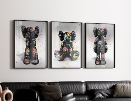תמונות גרפיטי בסגנון האמן KAWS מודפסות על קנבס ממוסגרות ומוכנות לתליה, סט שלוש תמונות "KAWS GRAFFITI