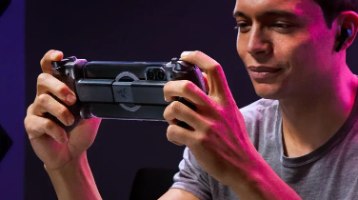 בקר משחק לסמארטפונים Razer Kishi V3 – אדם משחק עם הבקר כשהסמארטפון מחובר