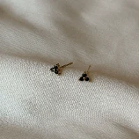 עגילי משולש מיני שחור | עגיל צמוד שחור