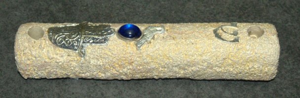 בית מזוזה עבודת יד ציפוי אבן חול עם חמסה וציפור,  12 ס"מ