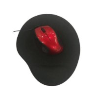 משטח לעכבר Scorpius GEL-PAD XT GMP-2016 – משטח שחור לעכבר עם תמיכה ארגונומית ועכבר אדום חוטי מונח עליו