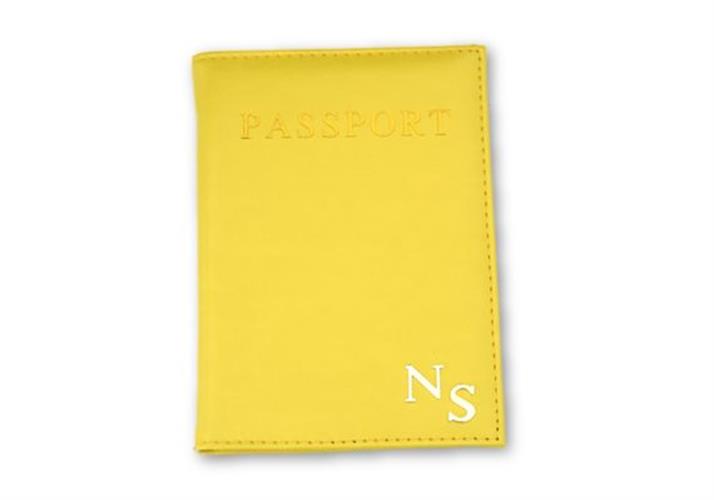 כיסוי לדרכון צהוב עם אותיות כסף חלקות