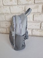תיק גב בינוני ומכיל נטלי אפור.