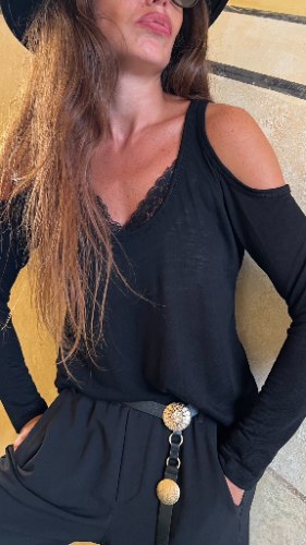 חולצת שולדר לייס שחורה