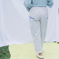 מכנסיים מדגם נורית עם דוגמה של פסים כחולים על לבן