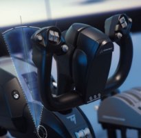ג'וסטיק ומצערת טיסה Thrustmaster TCA Yoke Boeing Edition – בקר שחור עם כפתורים ולוגו בואינג מציג גרפיקה כחולה