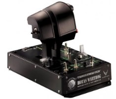 בקר טיסה Thrustmaster HOTAS Warthog™ Dual Throttle PC – פריט בודד יחידת מצערת כפולה שחורה עם מנופים ומתגים רבים רקע לבן
