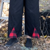 מכנסיים מדגם טרי מבד דריל בצבע שחור עם משולשים משובצים באדום ושחור