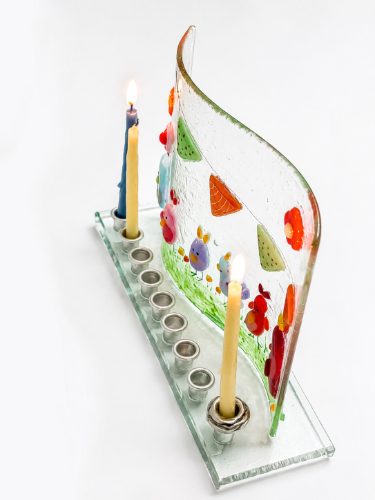 חנוכיית זכוכית בעבודת יד – ציפורים צבעוניות