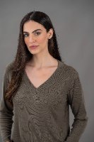 חולצת וי זית בהיר