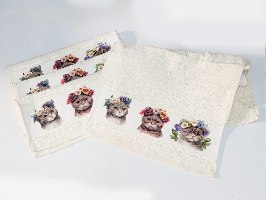 מגבת פנים / מגבת ידיים בצבע בז' - שמנת, מגבת עם הדפסה איכותית של 3 חתולים מתוקים עם זר פרחים על הראש