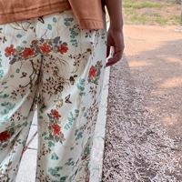 מכנסיים מדגם נור עם הדפס פרחוני על רקע בצבע שמנת/אופווייט