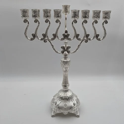 חנוכיית אלומיניום מהודרת דגם חריטה