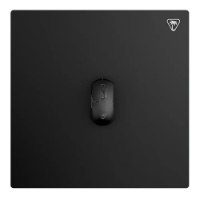 משטח גיימינג Turtle Beach Sense Core Square – משטח שחור מרובע עם עכבר גיימינג שחור מונח עליו פריט בודד חוטי