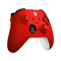 בקר אלחוטי צבע אדום Xbox Series S X – פריט בודד אדום עם כפתורים שחורים מוצג בזווית על רקע לבן